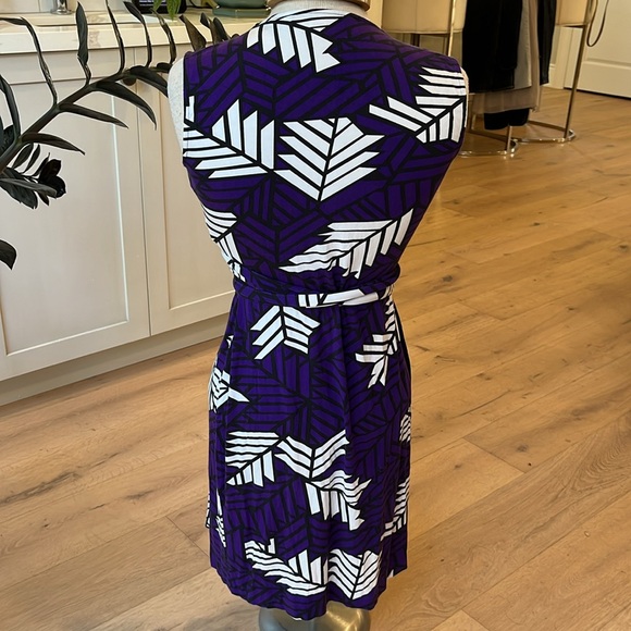 VGUC Diane Von Furstenberg sleeveless purple black and white wrap dress - Picture 6 of 12